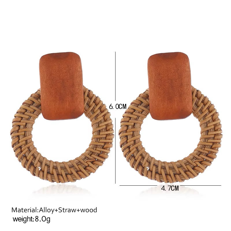 Boucles d’oreilles pendantes en rotin tressé et bois naturel – Bijoux bohèmes faits main