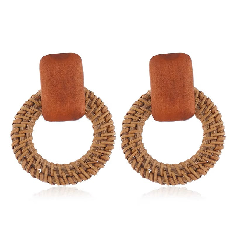 Boucles d’oreilles pendantes en rotin tressé et bois naturel – Bijoux bohèmes faits main