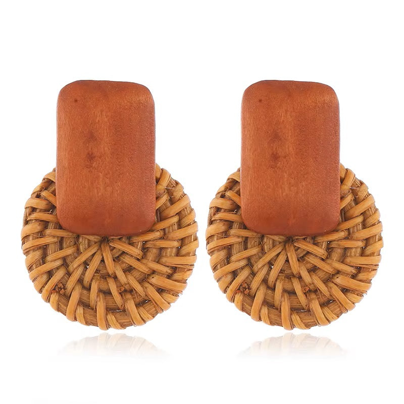 Boucles d’oreilles pendantes en rotin tressé et bois naturel – Bijoux bohèmes faits main
