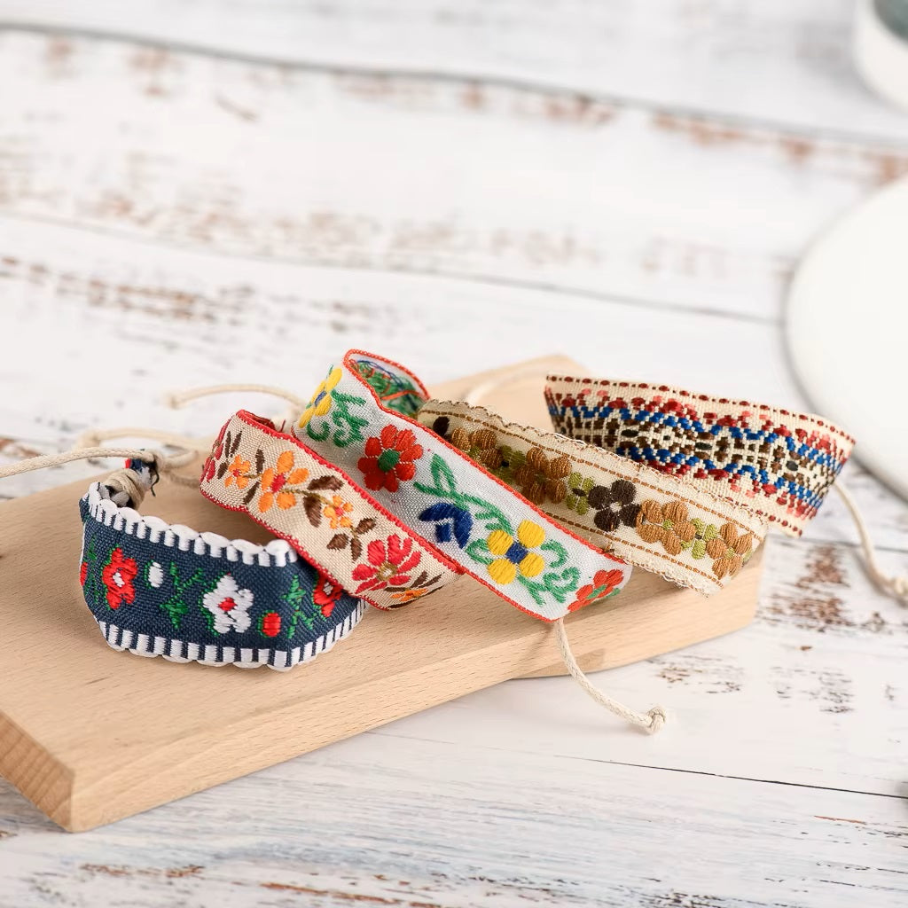 Bracelet d'amitié brodé en corde tressée de style bohème en macramé tissé à la main pour femme