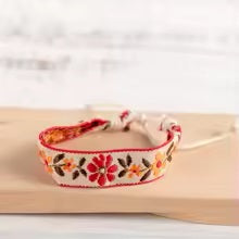 Bracelet d'amitié brodé en corde tressée de style bohème en macramé tissé à la main pour femme