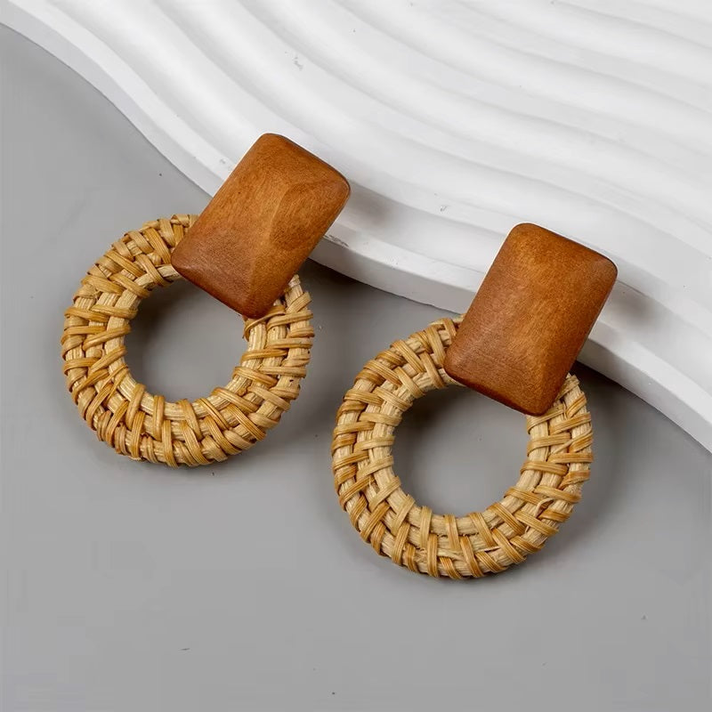 Boucles d’oreilles pendantes en rotin tressé et bois naturel – Bijoux bohèmes faits main
