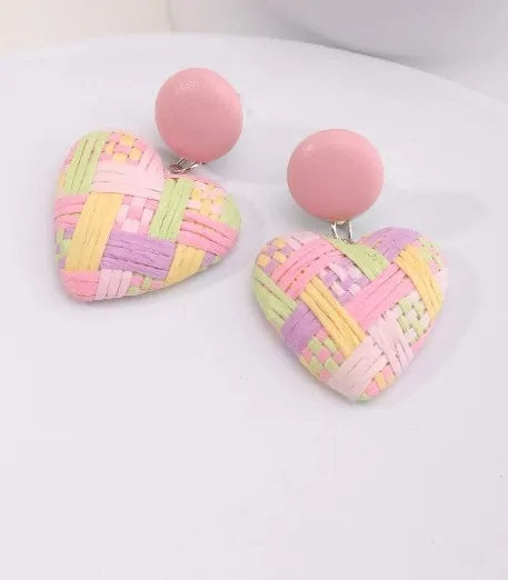 Boucles d'oreilles en raphia tissé multicolore pour femme en forme de cœur