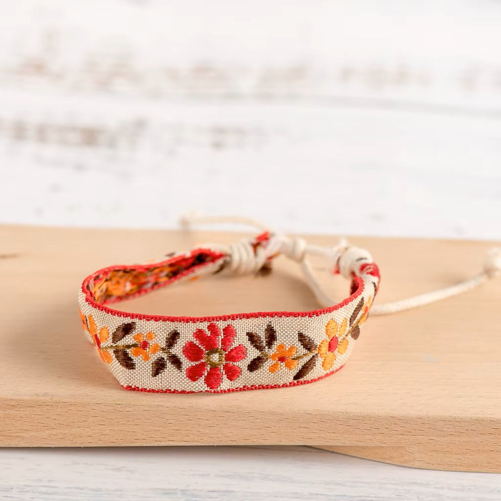 Bracelet d'amitié brodé en corde tressée de style bohème en macramé tissé à la main pour femme