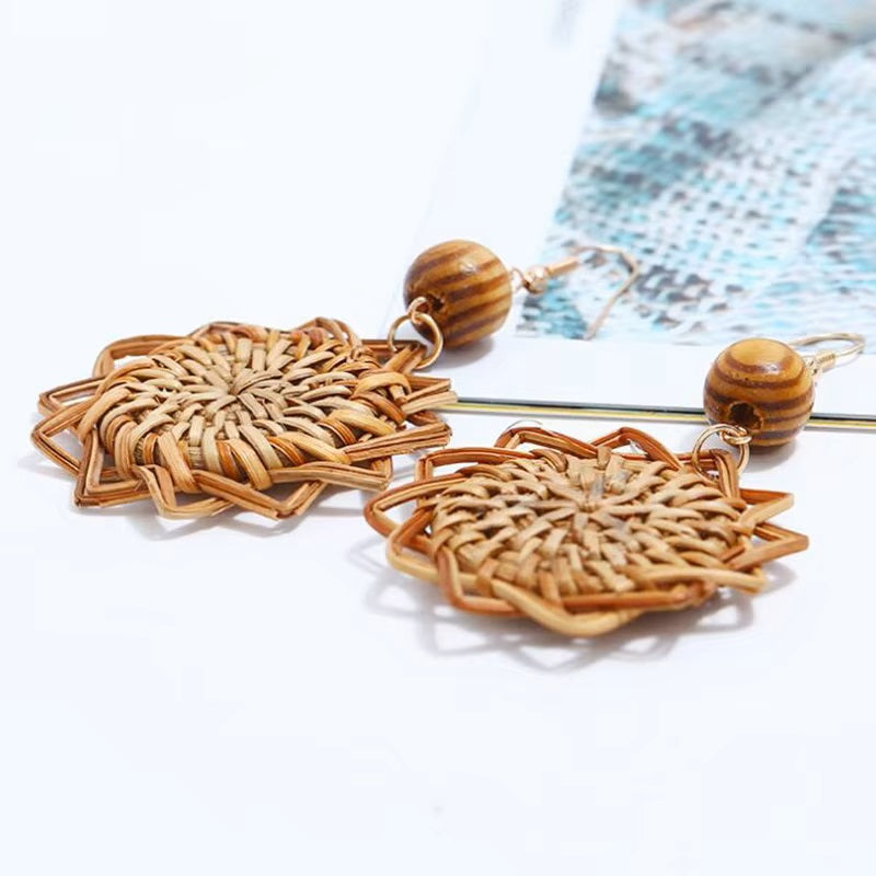 Boucles d'oreilles en rotin bois tissé forme Soleil naturel élégant