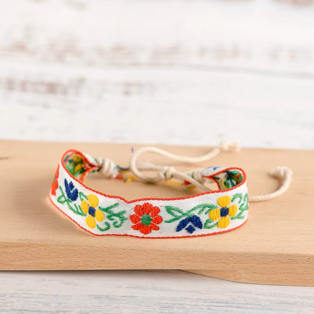 Bracelet d'amitié brodé en corde tressée de style bohème en macramé tissé à la main pour femme