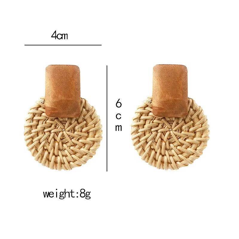 Boucles d’oreilles pendantes en rotin tressé et bois naturel – Bijoux bohèmes faits main