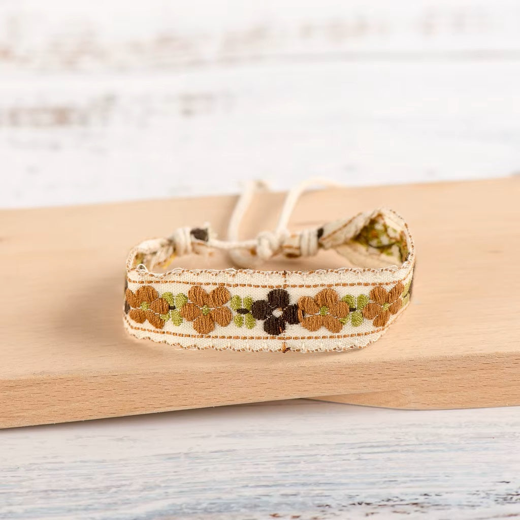 Bracelet d'amitié brodé en corde tressée de style bohème en macramé tissé à la main pour femme