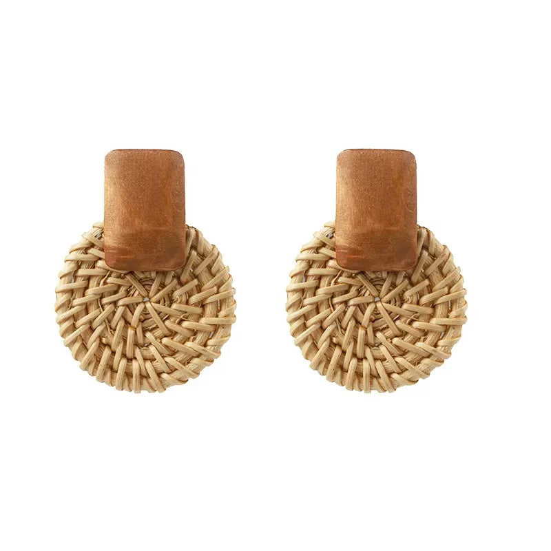 Boucles d’oreilles pendantes en rotin tressé et bois naturel – Bijoux bohèmes faits main