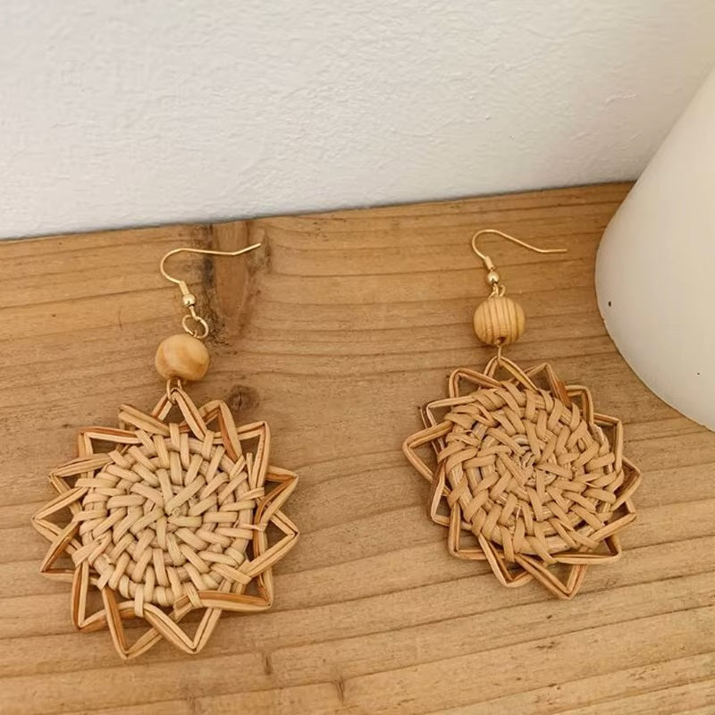 Boucles d'oreilles en rotin bois tissé forme Soleil naturel élégant