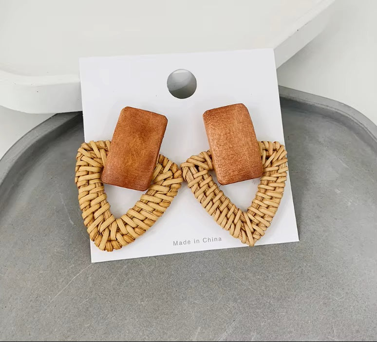 Boucles d’oreilles pendantes en rotin tressé et bois naturel – Bijoux bohèmes faits main