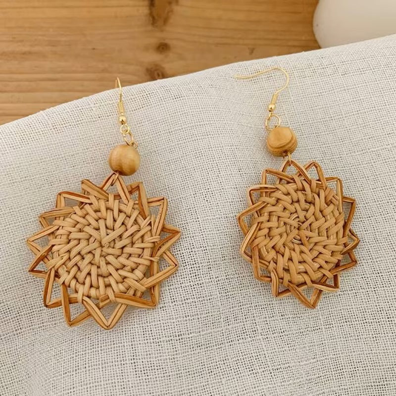 Boucles d'oreilles en rotin bois tissé forme Soleil naturel élégant