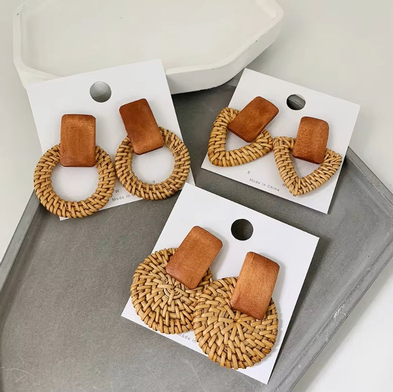 Boucles d’oreilles pendantes en rotin tressé et bois naturel – Bijoux bohèmes faits main