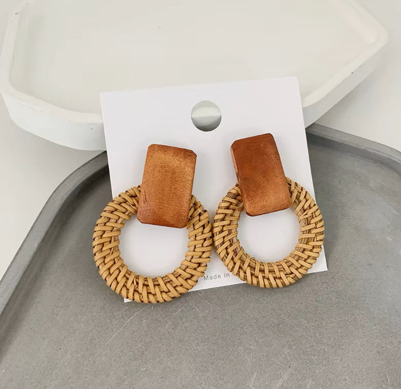 Boucles d’oreilles pendantes en rotin tressé et bois naturel – Bijoux bohèmes faits main