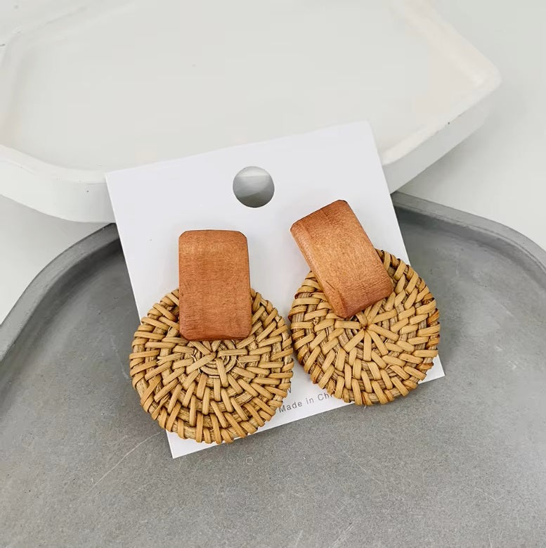 Boucles d’oreilles pendantes en rotin tressé et bois naturel – Bijoux bohèmes faits main